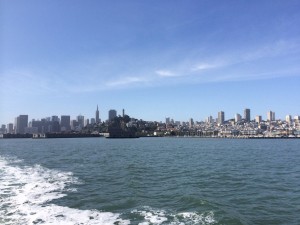 De skyline van SF vanaf de boot naar Alcatraz. 